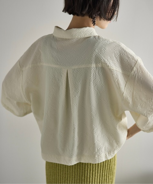 THE Yon ブラウス シャツ タックハーフスリーブシアサッカークロップド