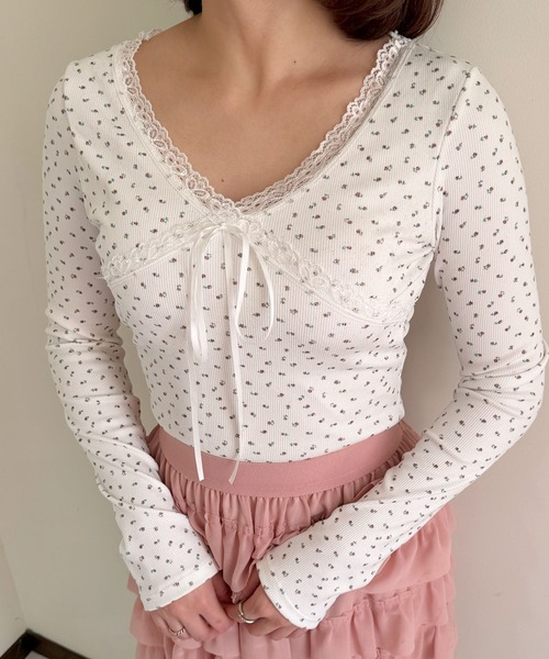 新品未使用♡ ロゴ　ロンT 小花柄　ホワイト　ブラウン　春夏 セール】小花柄ロンT（Tシャツ/カットソー）｜Feliz（フェリス）の
