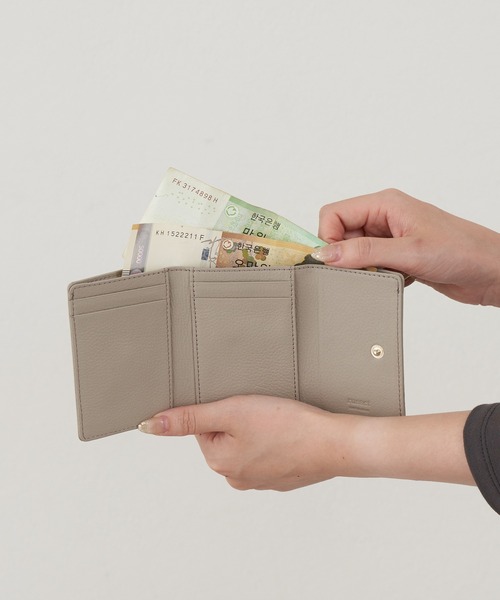 russet 財布 エンボスモノグラム三つ折りウォレット レディース
