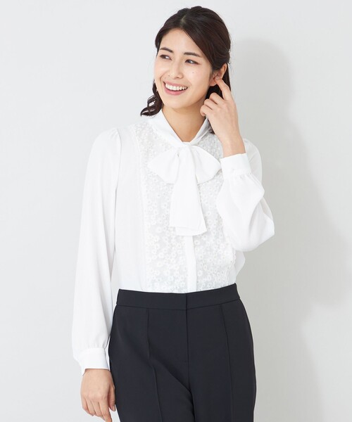 TO BE CHIC（トゥー ビー シック） ブラウス シャツ フロントフラワー
