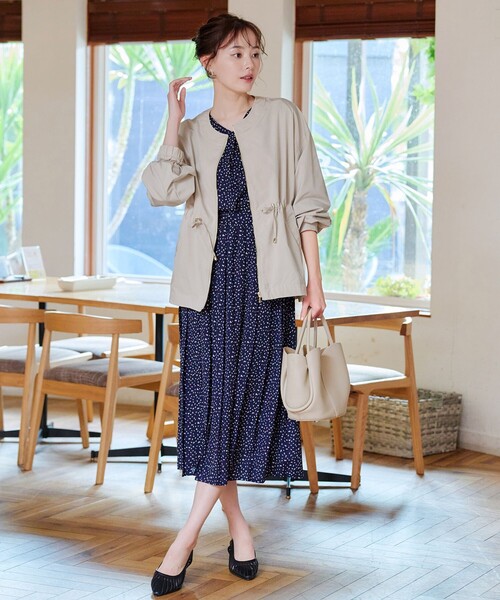 新品✨アンタイトル シャイニーキュプラドロストノーカラーブルゾン カーキ 2 Tiaclasse ブルゾン アウター メモリーノーカラードロストブルゾン