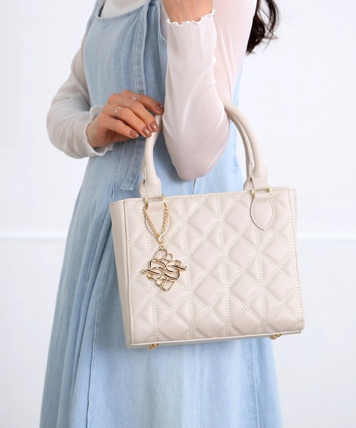 【Valentino Bags】Ada ロゴ入り キルティング トートバッグ ♪ Valentino Bags】Ada ロゴ入り キルティング トートバッグ