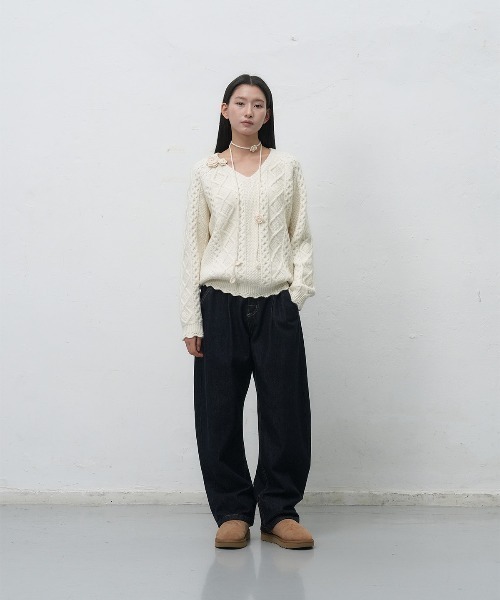 ニット/セーター Aura cable knit tops Has anyone seen/tried on the Aura cardigan in store? I'm between