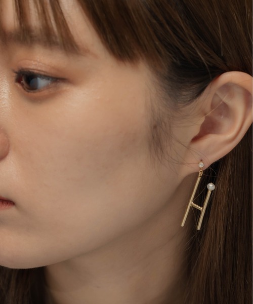 ピアス 「 SALON / サロン 」 オリジナル手書き風イニシャル  