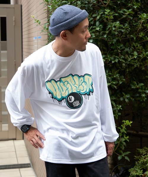 【関税込み】Valentino ネイビー ロゴアップリケ 長袖Tシャツ Valentinoのネイビー ロゴアップリケ 長袖Tシャツがセール中