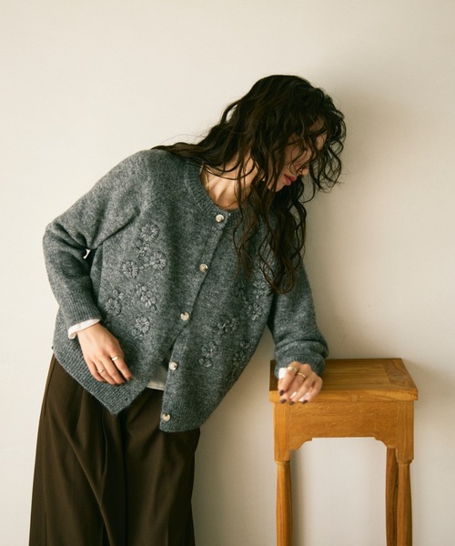 カーディガン Floral embroidery crew knit cardigan / フローラル刺繍