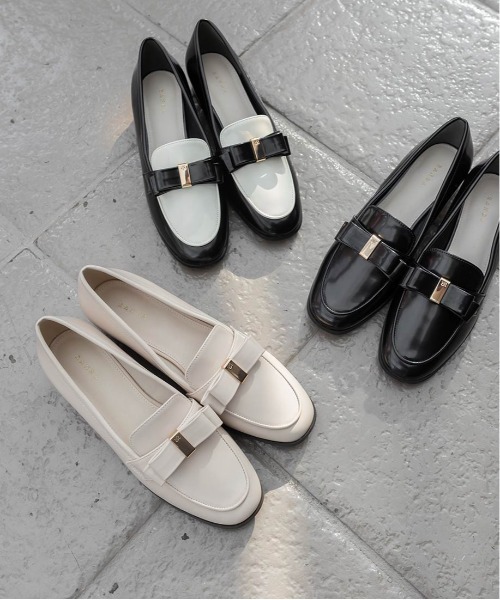 RANDA バックル付きホワイトローファー、リボン付き黒ローファーのセット RANDA（ランダ） ローファー 晴雨兼用 クラシックリボンローファー