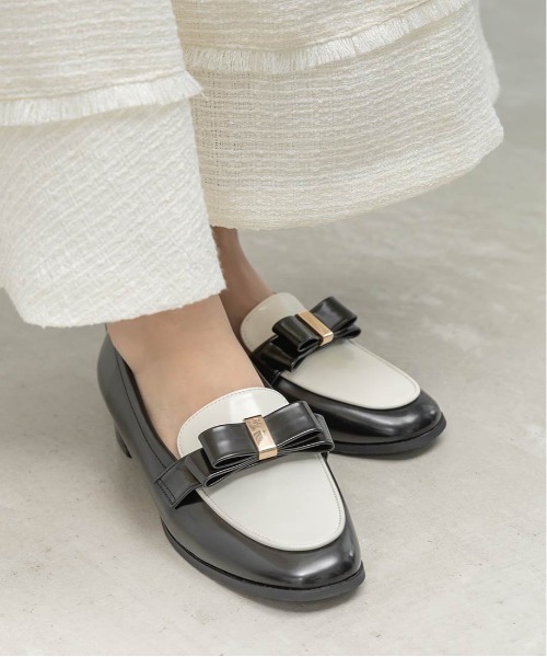 RANDA バックル付きホワイトローファー、リボン付き黒ローファーのセット RANDA（ランダ） ローファー 晴雨兼用 クラシックリボンローファー