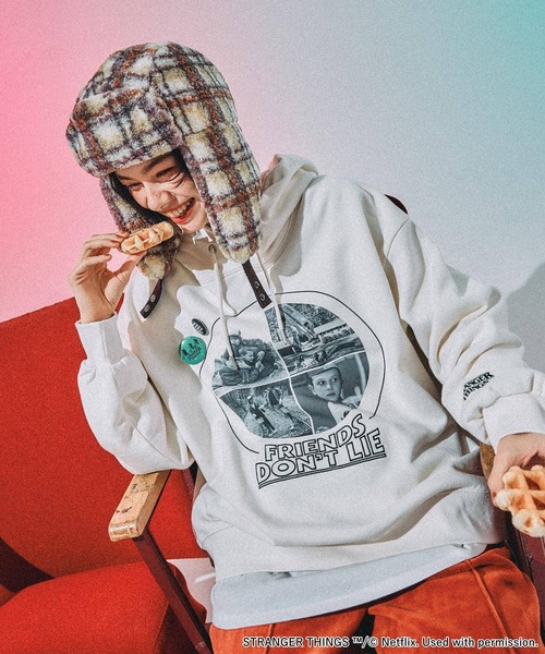パーカー 「STRANGER THINGS」コラボ 缶バッチ付きパーカー レディース 