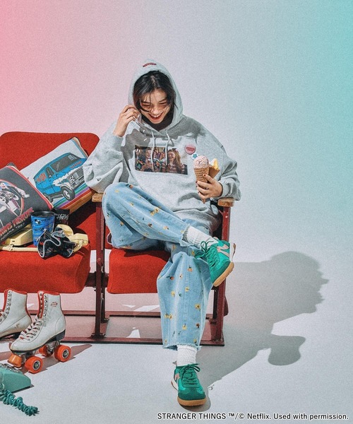 ★新品★ニコアンド　ストレンジャーシングス　パーカー　缶バッジ付き　レディース ☆新品☆ニコアンド ストレンジャーシングス パーカー 缶バッジ付き