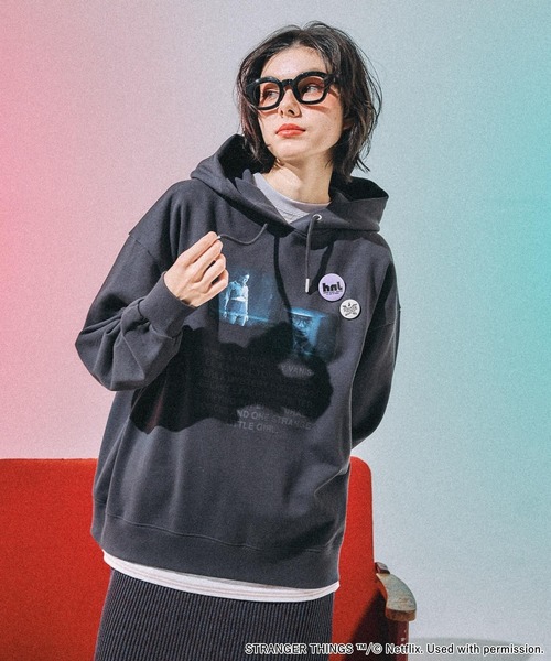 【最安値】ニコアンド　ストレンジャーシングス　パーカー　缶バッジ付き　レディース niko and…（ニコアンド） パーカー 「STRANGER THINGS」コラボ 缶