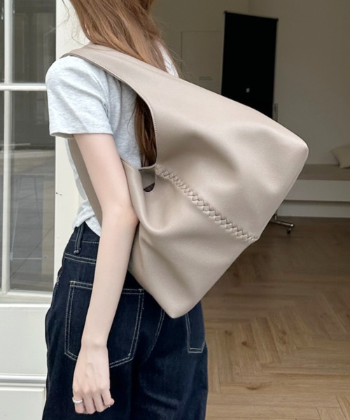 Ada. ショルダーバッグ バッグ トライアングル シルエット 編み込み