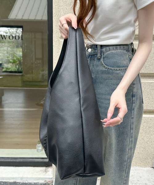 Ada. ショルダーバッグ バッグ トライアングル シルエット 編み込み