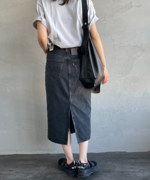 【Levi's】ブラック ハイウエスト スリット ミディアムスカート Levi's: ブラック ハイウエスト スリット ミディアムスカート