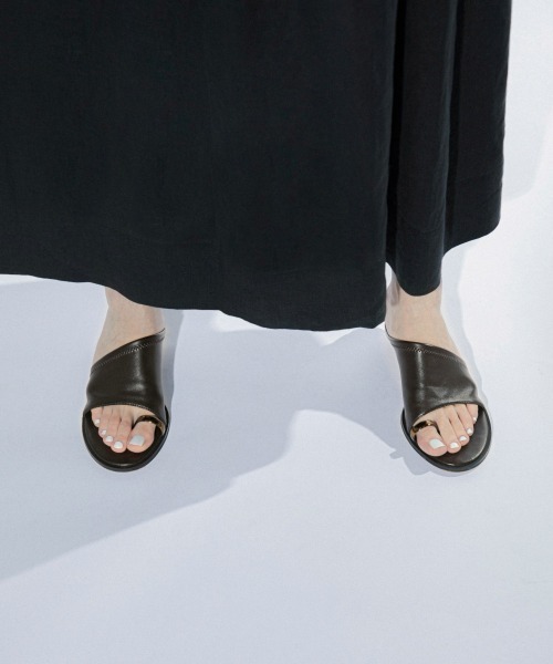 LE VERNIS/ルベルニ Toe ring sandals 黒　24.5 追加》LE VERNIS/ルベルニ Toe ring sandals（サンダル）｜LE