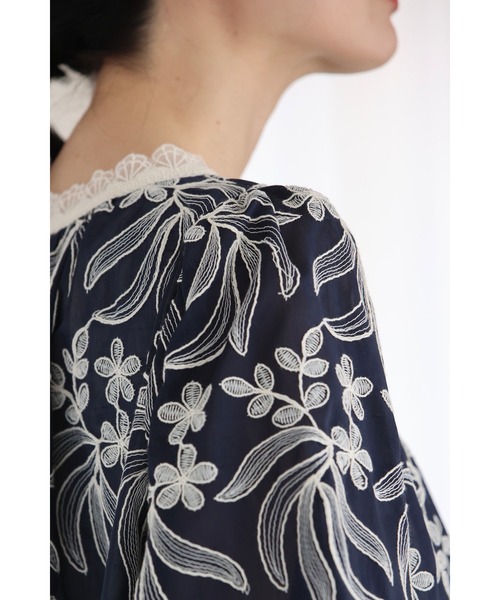 ブラウス シャツ （濃紺）首元を飾るシェルレースの白花刺繍ブラウストップス レディース cawaii ブラウス シャツ （濃紺）首元を飾るシェルレースの白花