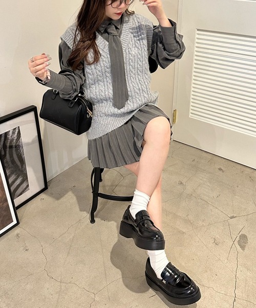 one after another NICE CLAUP ベスト ワンポイント刺繍ケーブルニット