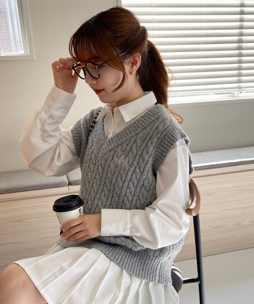 one after another NICE CLAUP ベスト ワンポイント刺繍ケーブルニット