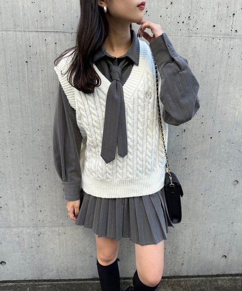 one after another NICE CLAUP ベスト ワンポイント刺繍ケーブルニット