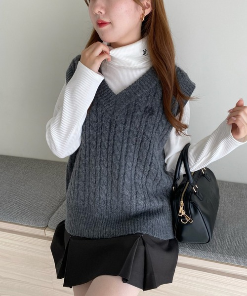 one after another NICE CLAUP ベスト ワンポイント刺繍ケーブルニット