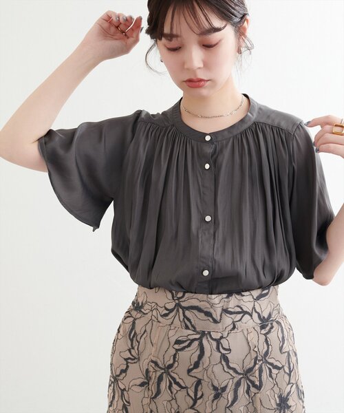 ナチュラルクチュール　とろみサテンフレア袖ギャザーブラウス　ピンクベージュ natural couture｜とろみサテンノースリーブギャザーブラウス