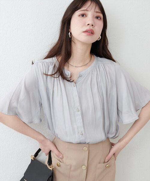 ナチュラルクチュール　とろみサテンフレア袖ギャザーブラウス　ピンクベージュ natural couture｜とろみサテンノースリーブギャザーブラウス