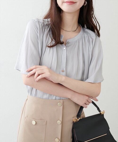natural couture ブラウス シャツ とろみサテンフレア袖ギャザー