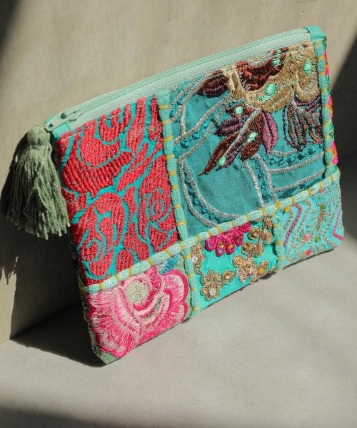 【299】ハンドメイド　刺繍パッチワークフラットポーチ＆ストラップ 299】ハンドメイド 刺繍パッチワークフラットポーチ＆ストラップ