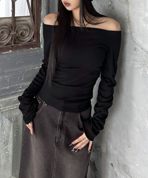 オフショルダー黒ベルベットトップス LVEU. tシャツ 「LVEU.」ベーシックオフショルトップス