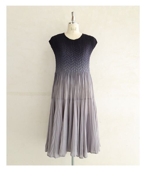 cawaii ワンピース 染まりゆくグラデーションのランダム裾プリーツ