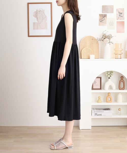 人気【未使用】ATON ノースリーブワンピース 1サイズ 黒 ゆったり atONE（アットワン） スマホショルダー ワンピース 夏 ノースリーブ
