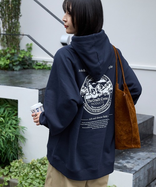 ネイビーパーカー コーデをお洒落に着こなすためのポイントは 着こなしの事例とおすすめのアイテムも紹介 メンズファッションメディア 男前研究所