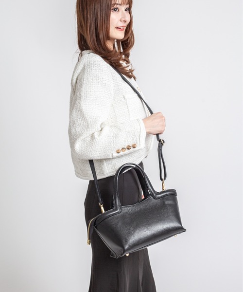 美品　AULENTTI オウレンティ　ボディバッグ　黒　レザー AULENTTI（オウレンティ） ショルダーバッグ バッグ 「AULENTTI