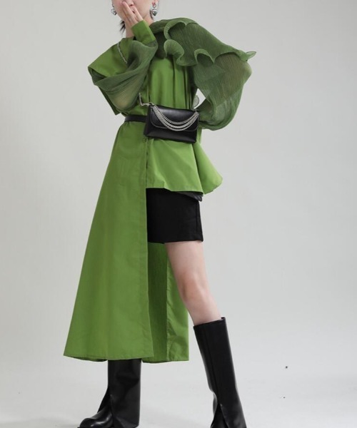 ワンピース 個性的なレース袖と非対称デザイン＆ベルトアクセントの