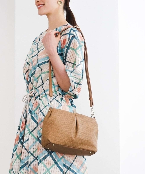 美品“使用感少！MICHEL  (ミッシェルクラン)ゴールド　軽量 MK MICHEL KLEIN（エムケー ミッシェルクラン） ショルダーバッグ