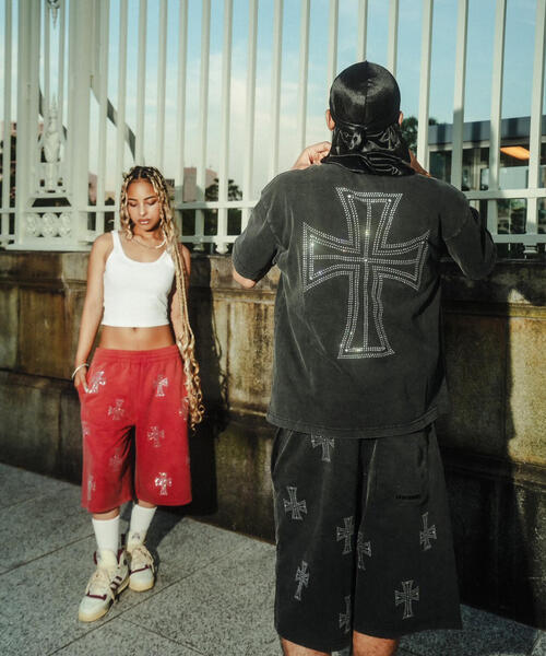 UNKNOWNLONDON／アンノウンロンドン／OUTLINE CROSS RHINESTONE T UNKNOWNLONDON/アンノウンロンドン/OUTLINE CROSS RHINESTONE T