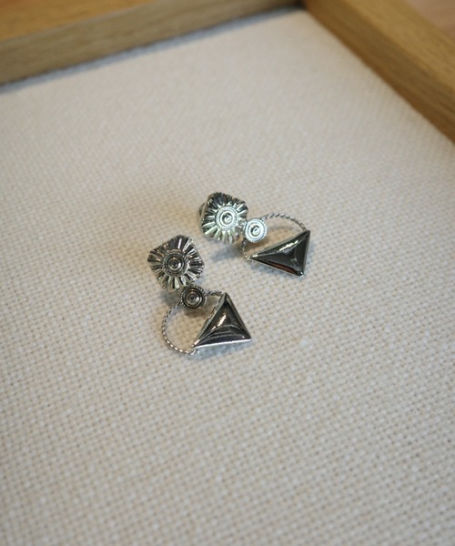 TOGA TOO イヤリング TOGA TOO Triangle pierced earrings レディース