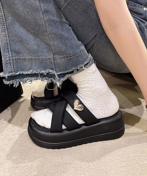 【TOTEME】ベルト付きエンボス加工ミュール miniministore サンダル 厚底 ミュールサンダル クロスベルト 夏