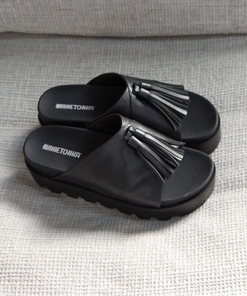 Minnetonka（ミネトンカ） サンダル タッセルボリュームサンダル 23M06