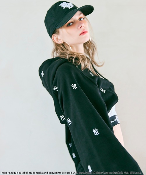 BACK TO THE FIELD セットアップ 「MLB」総柄刺しゅうロゴフーディ