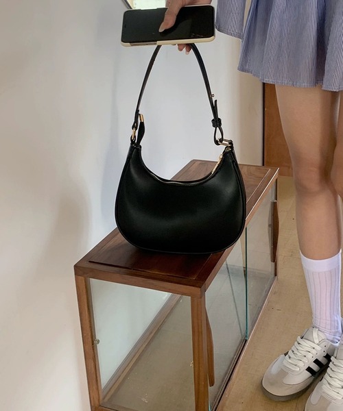 LA VORAGINE（ラ ヴォラジネ） ショルダーバッグ バッグ ハーフムーン