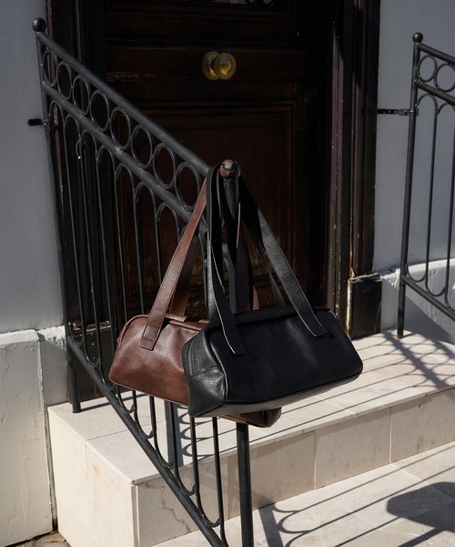 【Regen Glanz】ブラウンショルダーバッグ Regen Glanz（レーゲングランツ）の「square shoulder bag