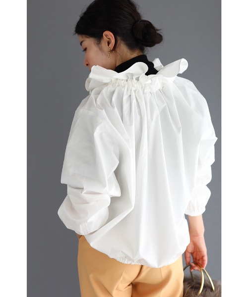 cawaii - 【新品タグ付き】しなやかなドレープラインが揺らめくブラウストップス cawaii シャツ ブラウス 華やかなたっぷりネックフリルの
