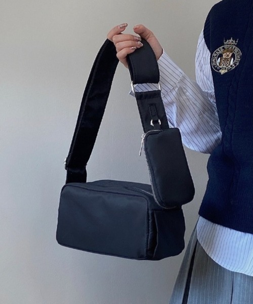 ショルダーバッグ バッグ ペットボトルが入るポーチ付きスクエア