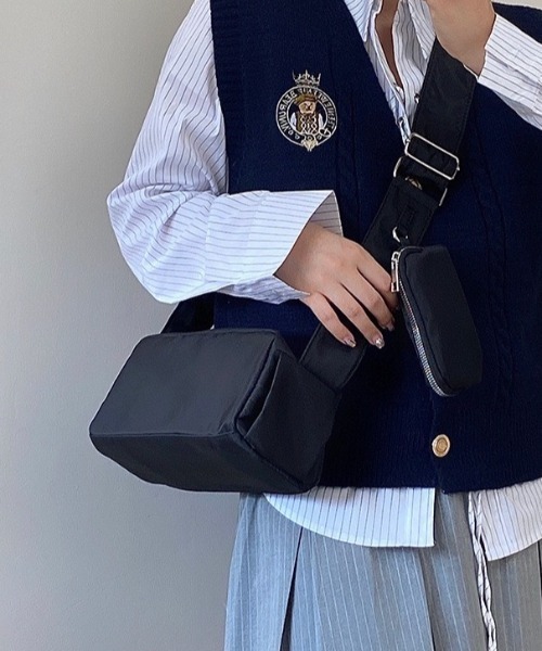 ショルダーバッグ バッグ ペットボトルが入るポーチ付きスクエア