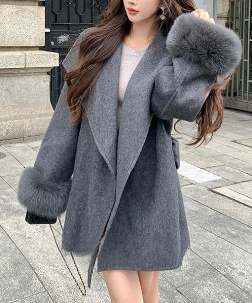 ファー付き黒チェスターコート FAVORITO コート チェスターコート 袖ふわふわファー付きコート