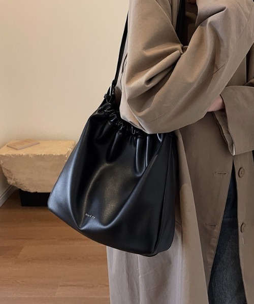 ショルダーバッグ バッグ フェイクレザー巾着ショルダーバッグ