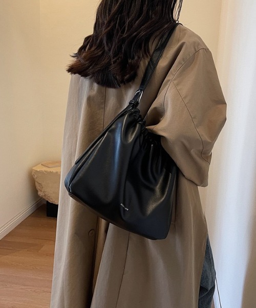 極美品✨コムデギャルソン　フェイクレザー　ショルダーバッグ　巾着　底鋲　黒 COMME des GARCONS HOMME - コムデギャルソンオム24AW 合皮ショルダー