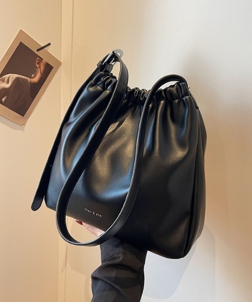 黒いレザー巾着ショルダーバッグ ショルダーバッグ バッグ フェイクレザー巾着ショルダーバッグ