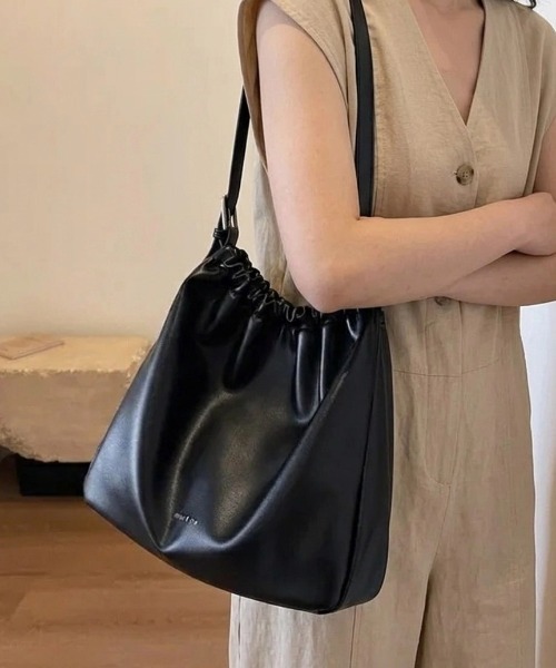 ショルダーバッグ バッグ フェイクレザー巾着ショルダーバッグ